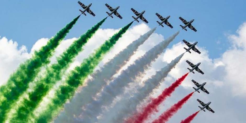 Patrouille aérienne du 25 avril avec fumées aux couleurs du drapeau italien.