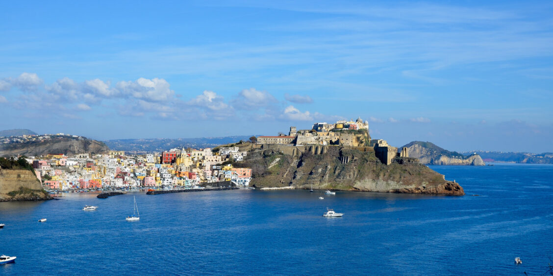 L'Abbaye Saint-Michel Archange dominant Terra Murata à Procida.