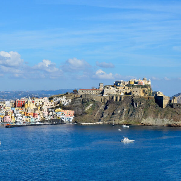 L'Abbaye Saint-Michel Archange dominant Terra Murata à Procida.