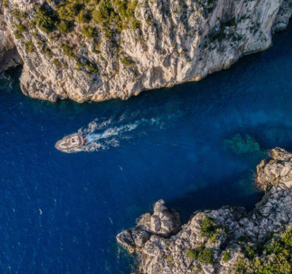 Excursion en bateau privé à Capri le long de la côte rocheuse et sauvage de l'île.