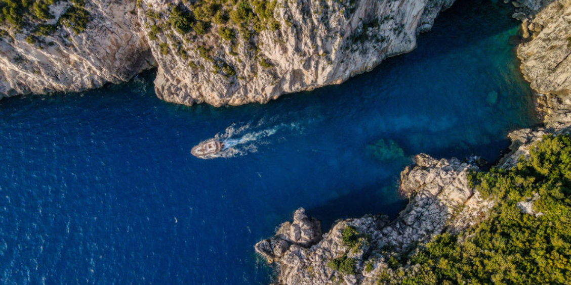 Excursion en bateau privé à Capri le long de la côte rocheuse et sauvage de l'île.