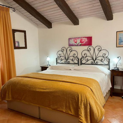 Chambre de l’Agriturismo Sant’Alfonso à Furore avec lit double et plafond en bois.