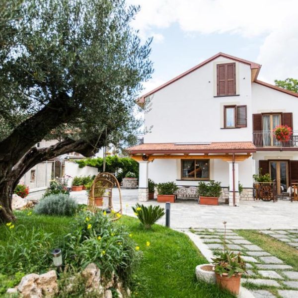 Al Chiaro di Luna à Agerola maison d’hôtes avec jardin sur la Côte Amalfitaine.
