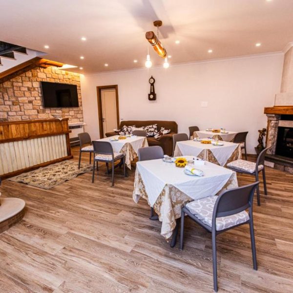 Salle de petit déjeuner chaleureuse à Al Chiaro di Luna à Agerola.