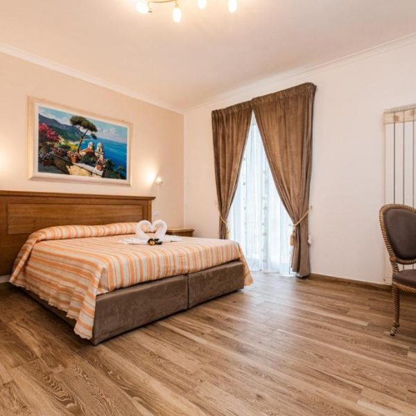Chambre confortable et lumineuse à Al Chiaro di Luna à Agerola idéale pour séjour sur la Côte Amalfitaine.