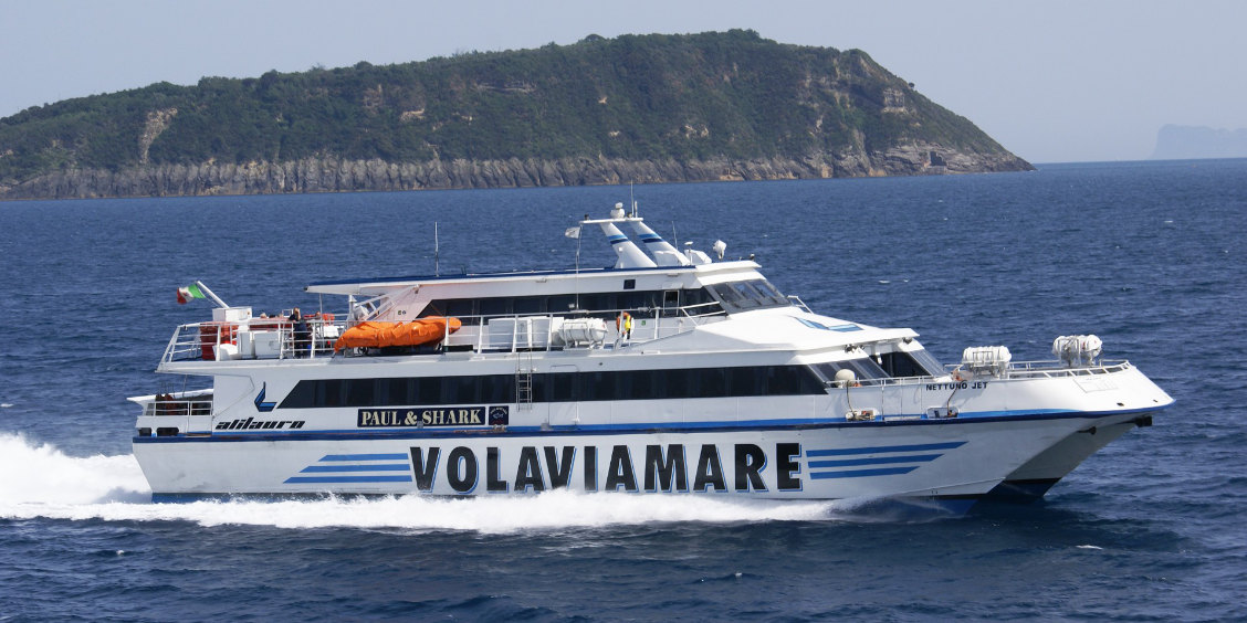 Aliscafo "Volaviamare" naviguant à grande vitesse vers Ischia.