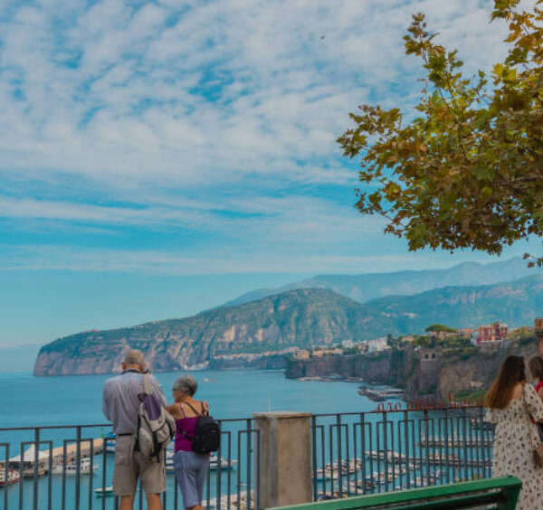 Vue sur Sorrente avec panorama sur la côte, mer Méditerranée et visiteurs au belvédère.