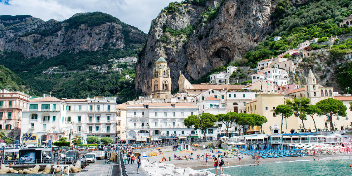 Front de mer d'Amalfi avec son dôme emblématique au pied des falaises rocheuses.