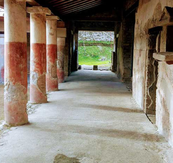 Portique à colonnes rouges et blanches dans les ruines antiques de Boscoreale.