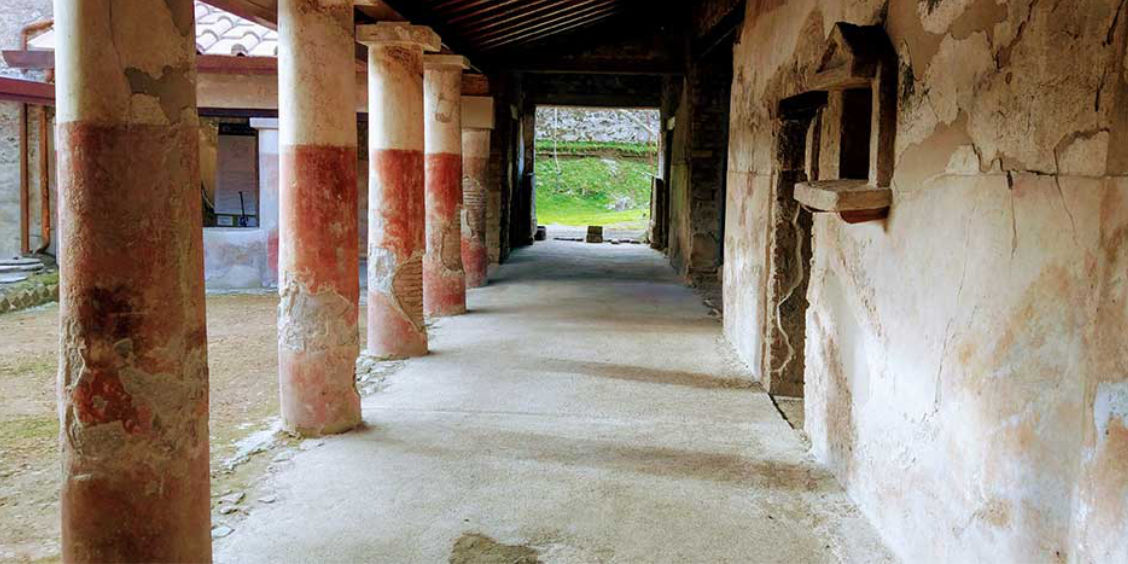 Portique à colonnes rouges et blanches dans les ruines antiques de Boscoreale.