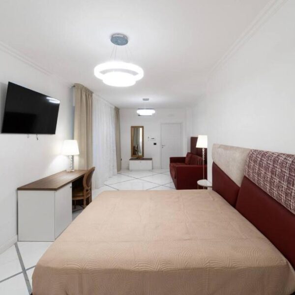 Intérieur spacieux d'un appart-hôtel contemporain à Naples près de la mer.
