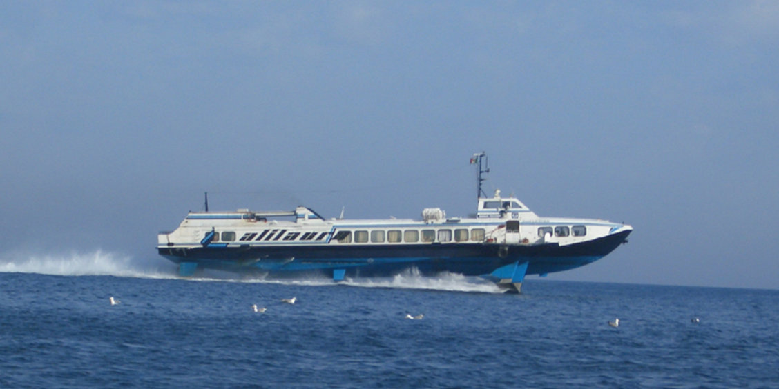 Hydroptère en mer pour rejoindre Sorrente en bateau depuis Naples.