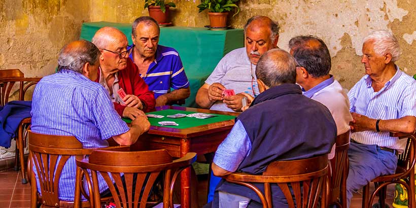 Hommes jouant aux cartes au Sedil Dominova à Sorrente.