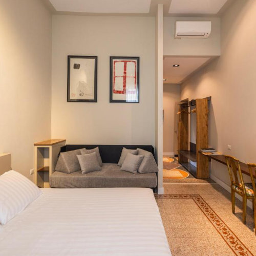Intérieur d'une suite artistique avec sol en graniglia et mobilier de créateur à Naples.