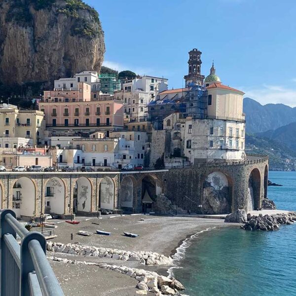 Village pittoresque d'Atrani avec ses maisons blanches et sa petite plage de sable.