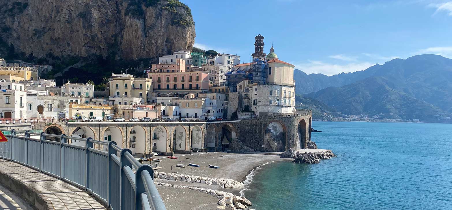 Village pittoresque d'Atrani avec ses maisons blanches et sa petite plage de sable.