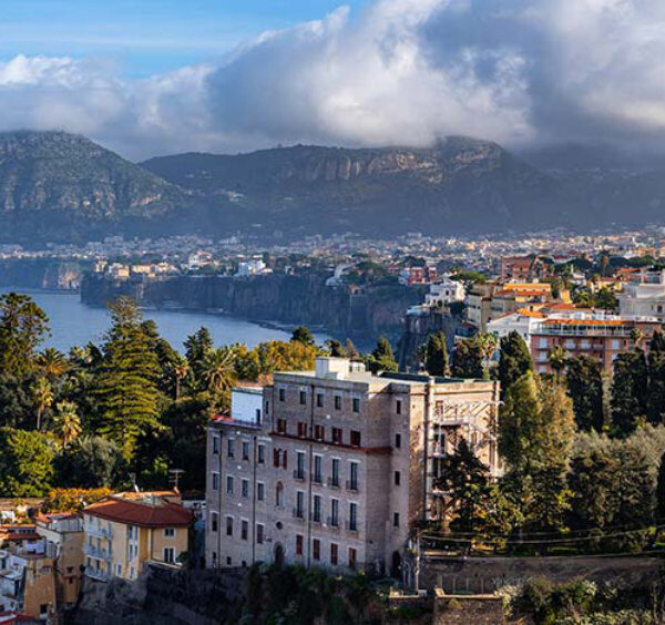 Vue panoramique de Sorrente en avril avec golfe de Naples, montagnes et nuages sur la côte.