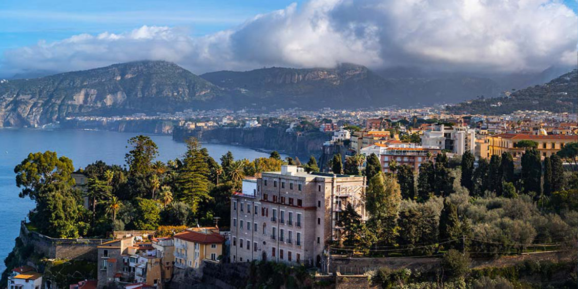 Vue panoramique de Sorrente en avril avec golfe de Naples, montagnes et nuages sur la côte.