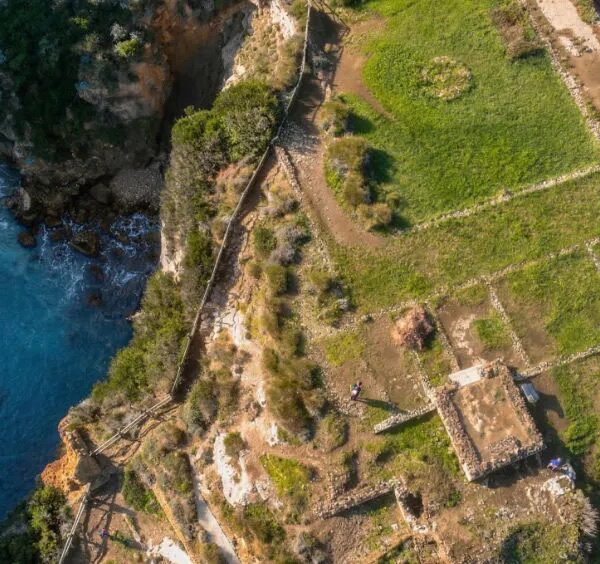 Bagni della Regina Giovanna à Sorrente vus d’en haut avec ruines antiques et eau turquoise.