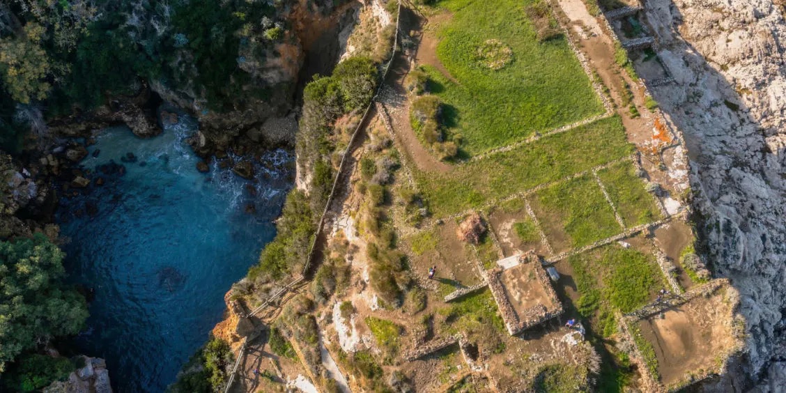 Bagni della Regina Giovanna à Sorrente vus d’en haut avec ruines antiques et eau turquoise.