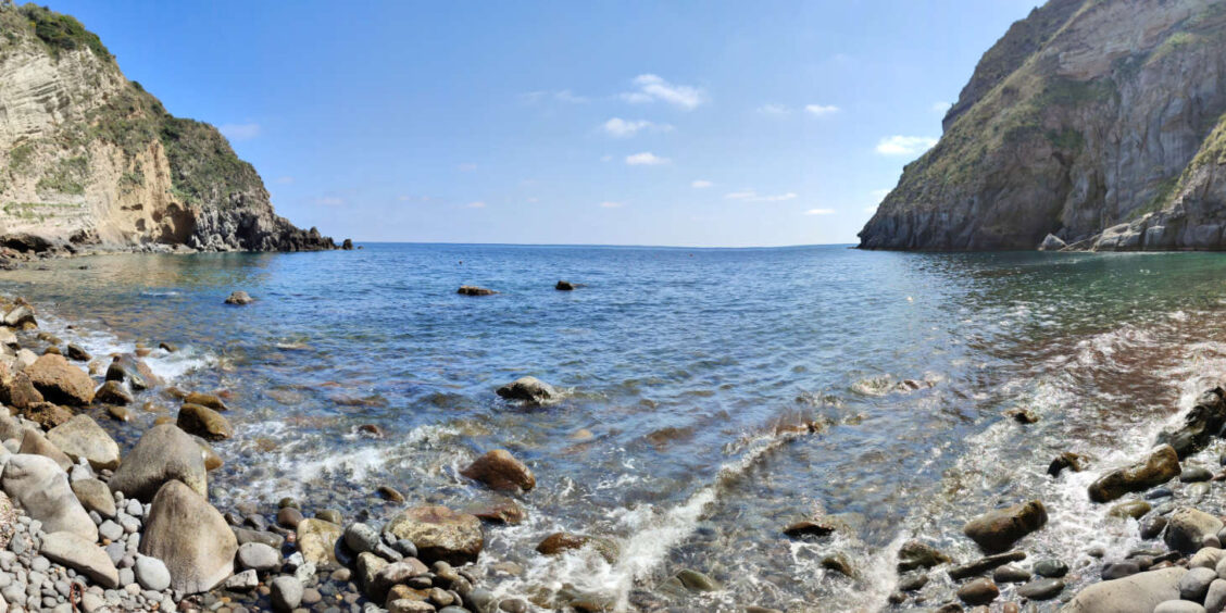 La baie de Sorgeto et ses sources thermales à Ischia.