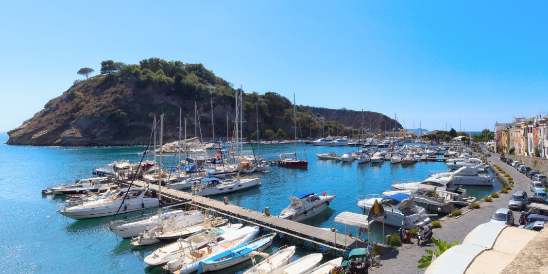 Le port de Marina Chiaiolella à Procida.