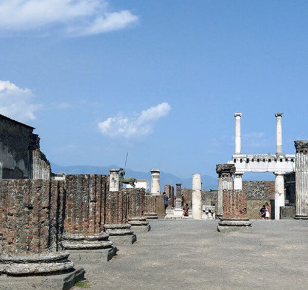 Ruines de la Basilique avec ses colonnes antiques à Pompéi.