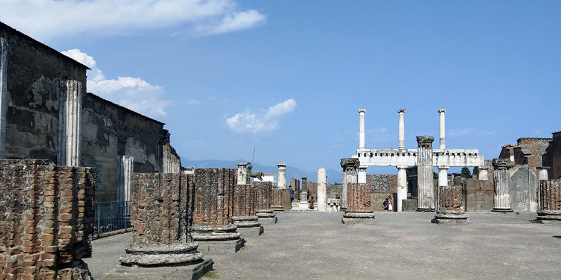 Ruines de la Basilique avec ses colonnes antiques à Pompéi.