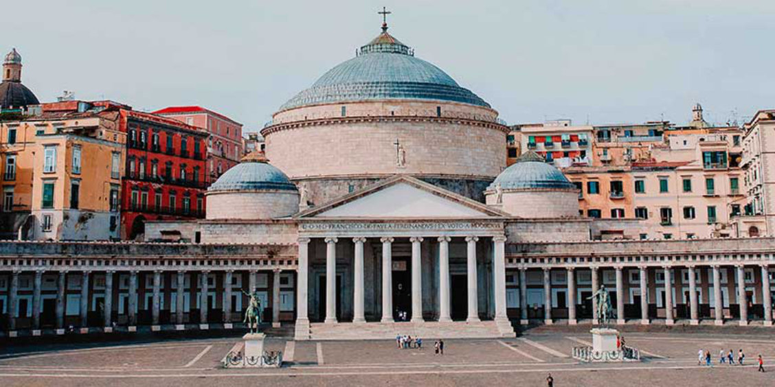 Basilique San Francesco di Paola à Naples sur la place du Plébiscite, avec coupole et colonnade monumentale.