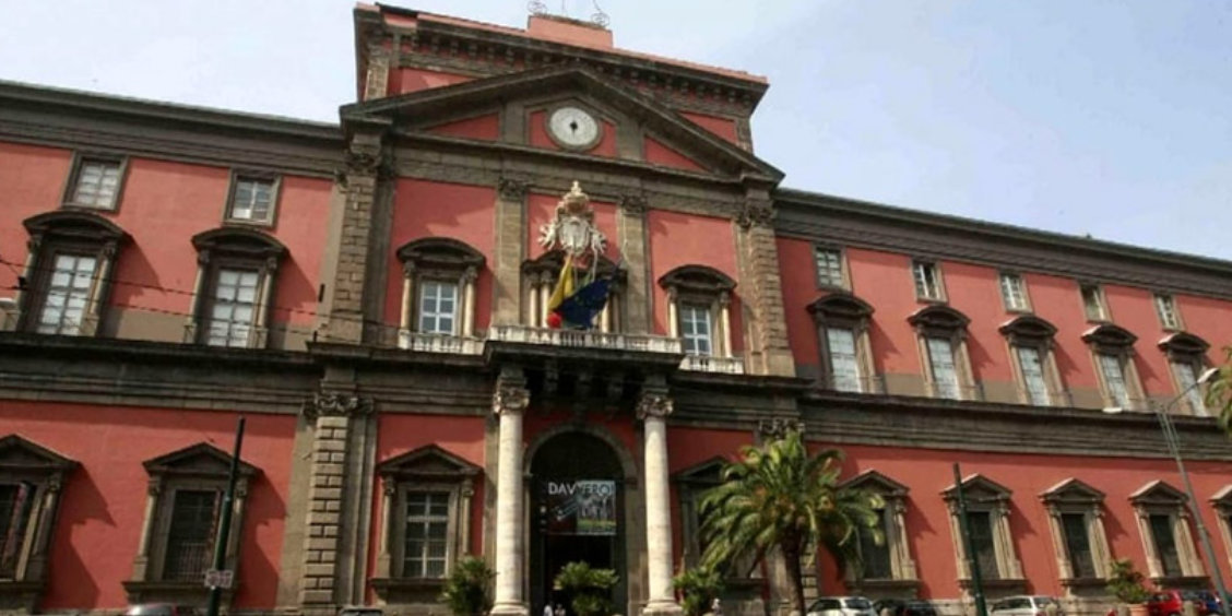La façade rouge de l'entrée du musée archéologique national de Naples (MANN).