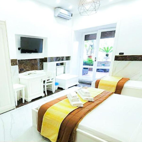 Chambre avec terrasse à Naples, hébergement lumineux avec balcon et espace extérieur.