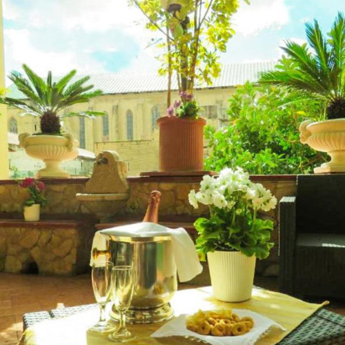 Terrasse privée avec plantes et coin détente, logement à Naples avec vue et ambiance relaxante.