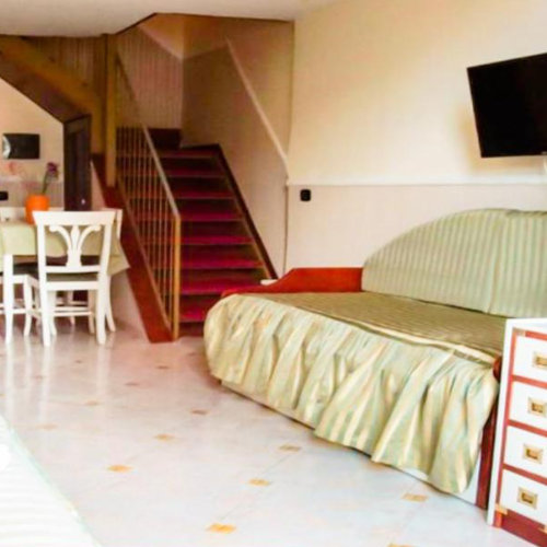 Appartement à Naples avec vue, intérieur spacieux et coin salon confortable pour séjour touristique.