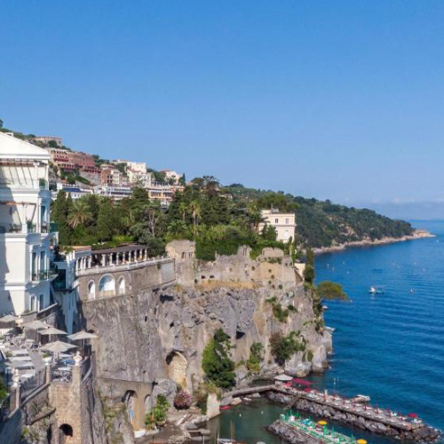 Vue extérieure du Bellevue Syrene à Sorrente avec falaises et mer.
