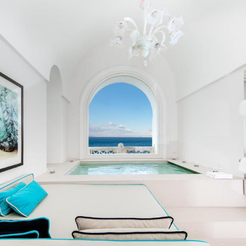 Espace bien-être du Bellevue Syrene à Sorrente avec bassin intérieur et vue sur la mer.