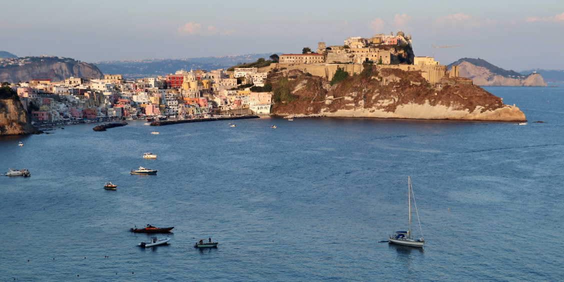 Vue panoramique sur Marina Corricella et Terra Murata depuis le belvédère Elsa Morante à Procida.