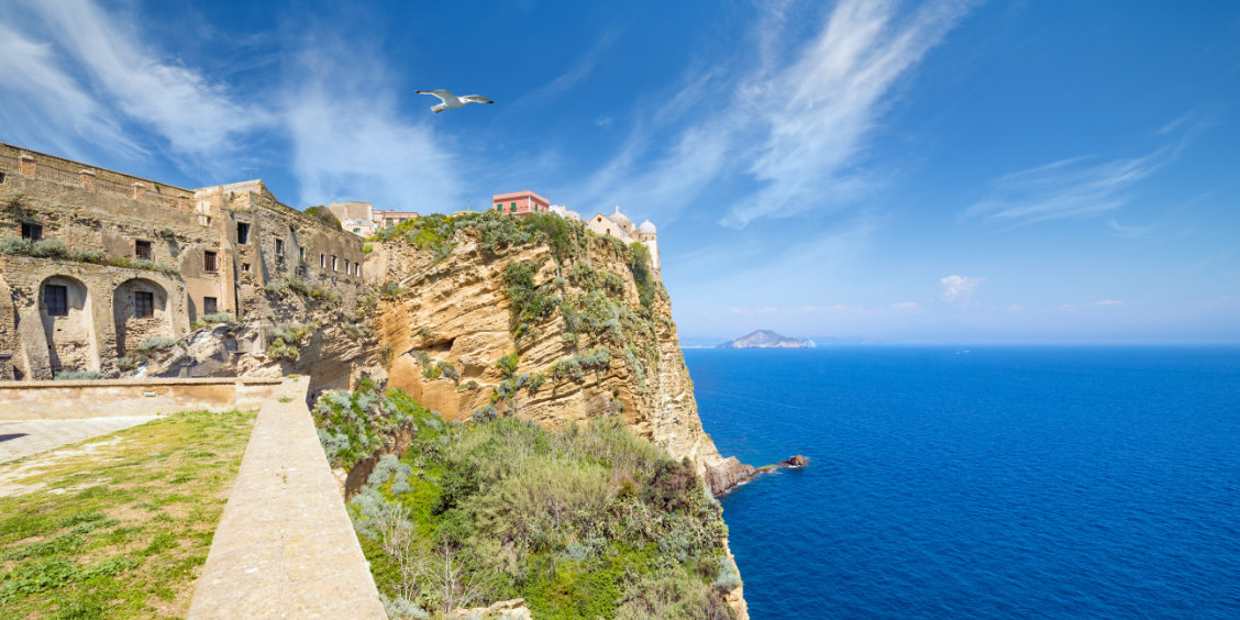 Vue panoramique depuis le belvédère de Terra Murata sur les falaises et la mer à Procida.