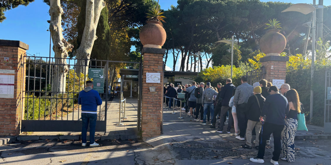 File d'attente à l'entrée de la billetterie des ruines de Pompéi.