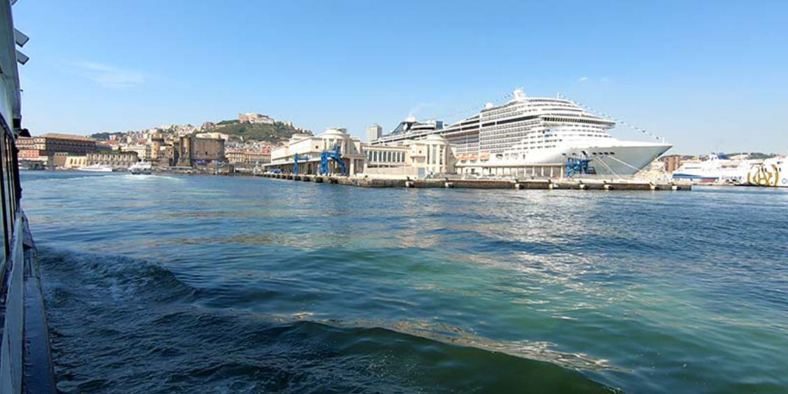 Guichets de billetterie et panneaux des destinations maritimes au port Molo Beverello de Naples.