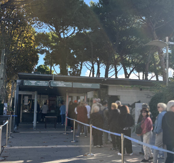 Guichets de vente des billets pour la visite du site de Pompéi.