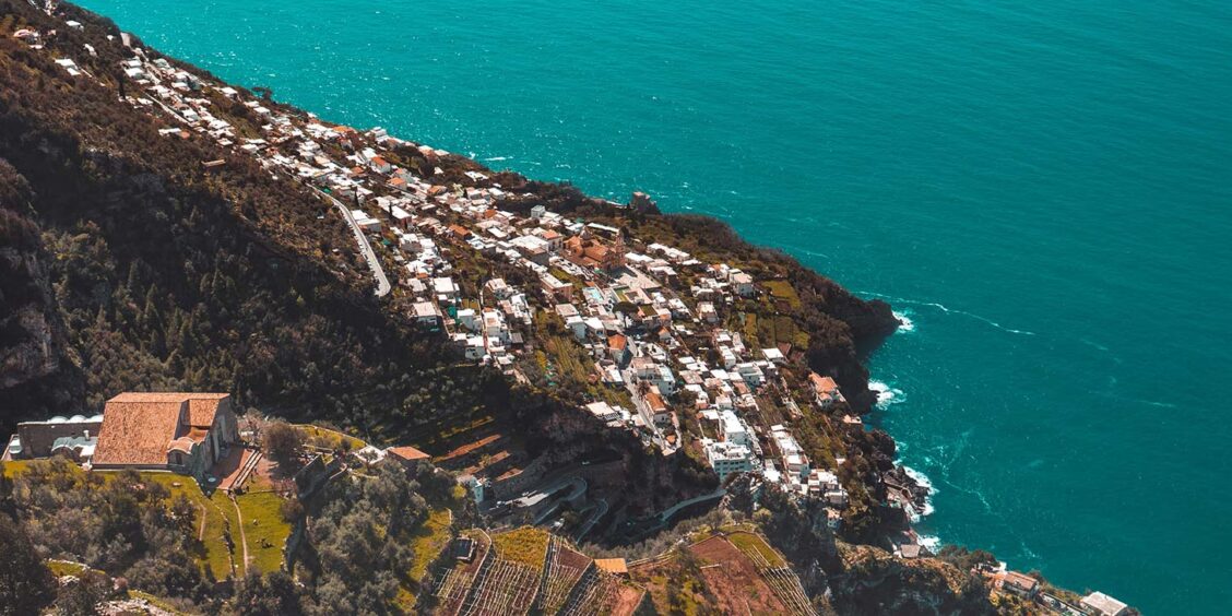 Bomerano à Agerola avec village perché sur la côte et vue panoramique sur la mer turquoise.