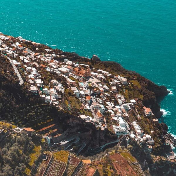 Bomerano à Agerola avec village perché sur la côte et vue panoramique sur la mer turquoise.
