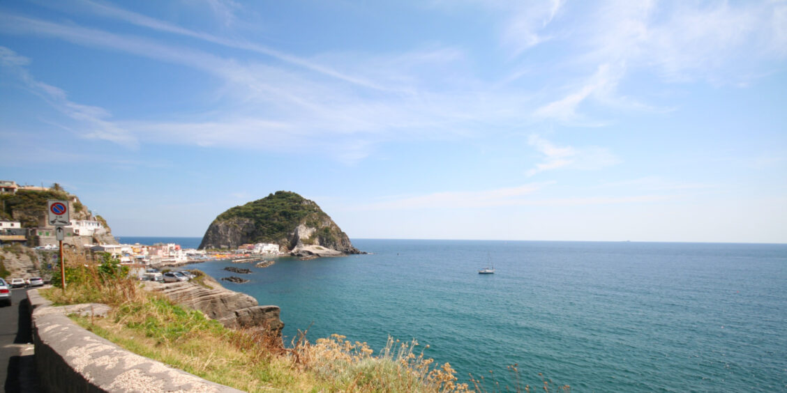 Le village de Sant'Angelo et son promontoire rocheux à Ischia.