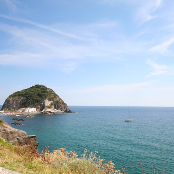 Le village de Sant'Angelo et son promontoire rocheux à Ischia.