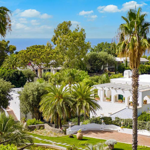 Jardins luxuriants et architecture blanche du Botania Relais & Spa face à la mer.