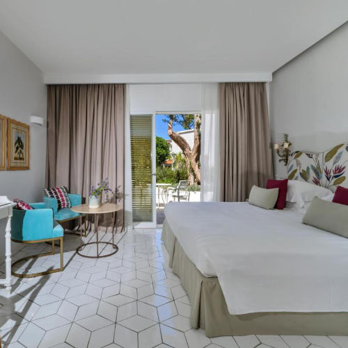 Chambre élégante avec sol en mosaïque et accès au jardin au Botania Relais & Spa.