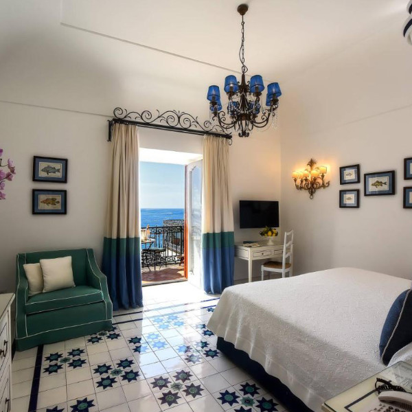 Chambre du Buca di Bacco à Positano avec balcon ouvert sur la mer.