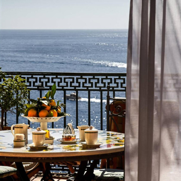 Petit-déjeuner sur le balcon du Buca di Bacco à Positano avec vue sur la mer.