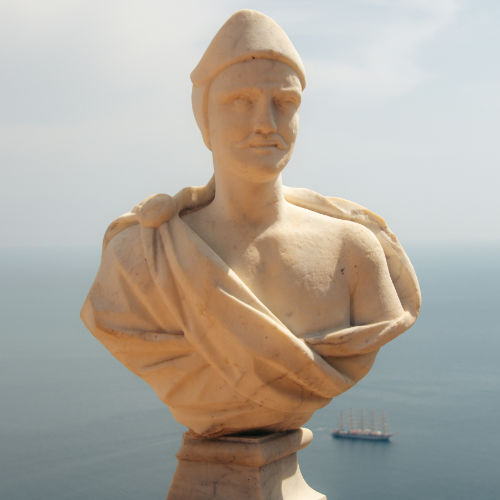 Buste en marbre de la Terrazza dell'Infinito à la Villa Cimbrone dominant la mer et un voilier au loin.
