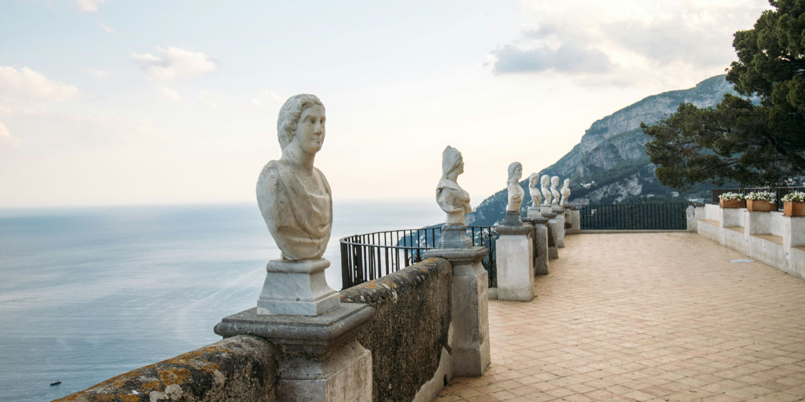 Alignement des bustes en marbre blanc le long du belvédère de la Terrazza dell'Infinito à la Villa Cimbrone surplombant la mer.